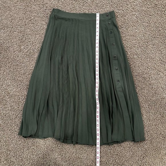 T TAHARI Pleated size Large Skirt - new with tags - Picture 7 of 9